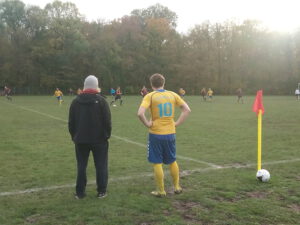 Robert Schwarm (l.) und Steve Büchner beobachten ein Spiel.